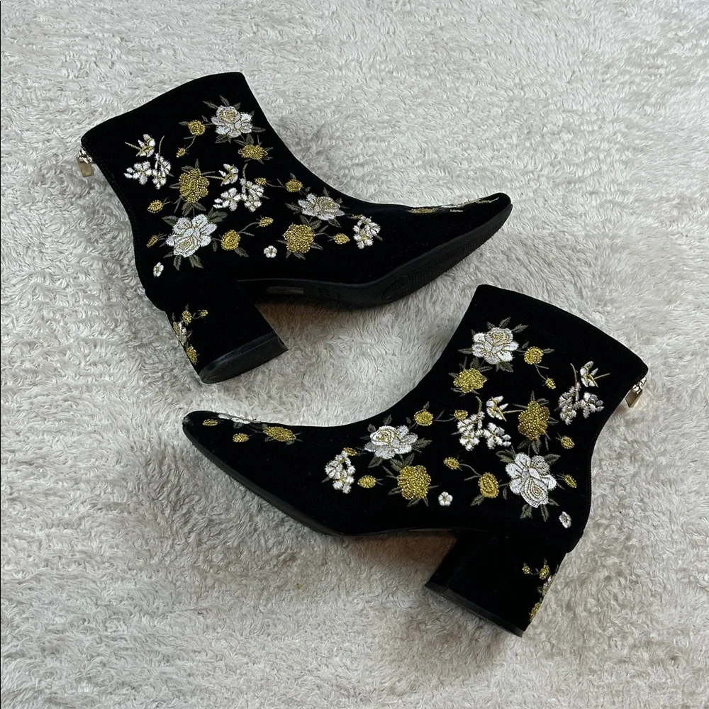 Forever 21 black floral embroidered booties, size‎ 8